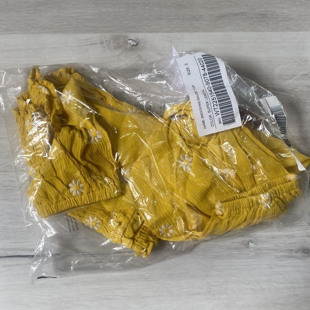 Justfab smocking Gauze Daisy Top Super Lemon S NWT - Picture 5 of 6
